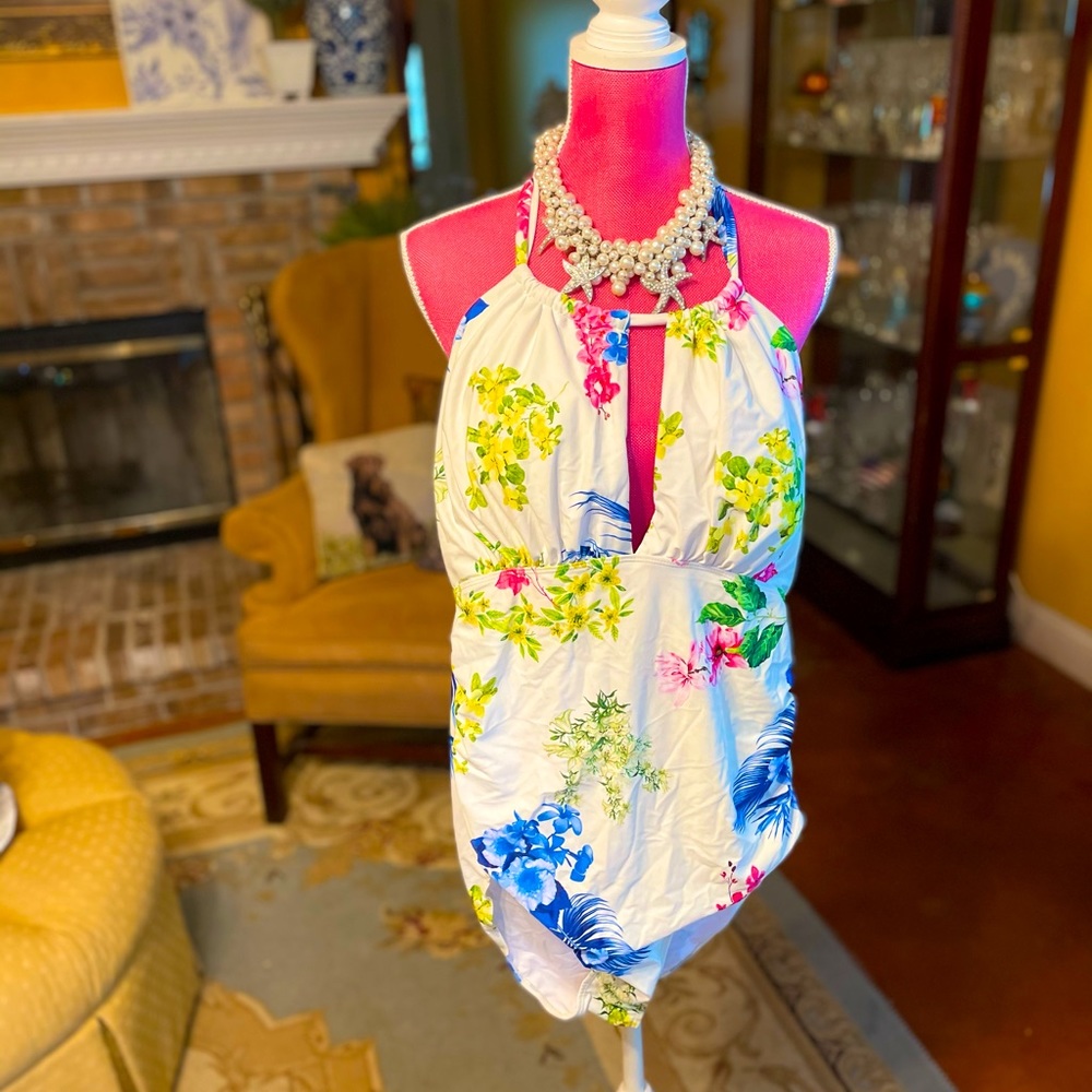 GORGEOUS NEW Flattering Floral Suit XL